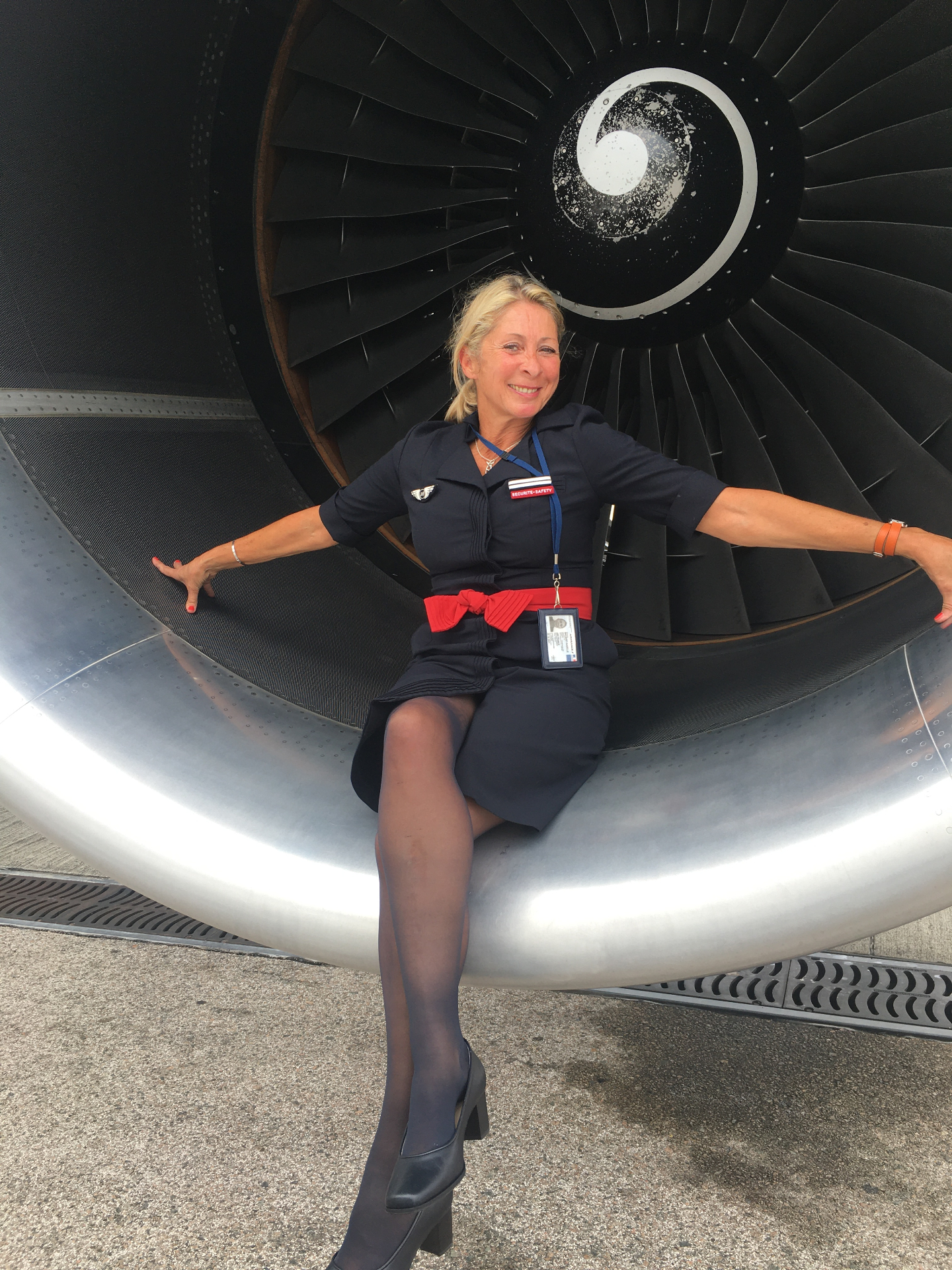 Nathalie, fondatrice de nutrinat, devant un réacteur d'avion